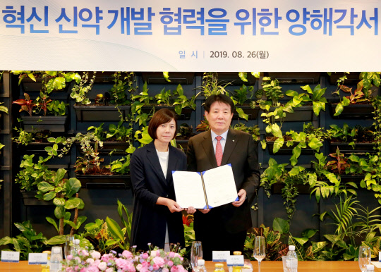 이정희 유한양행 사장(오른쪽)과 남수연 지아이이노베이션 대표가 '다중 표적 혁신신약 개발 협력을 위한 MOU(양해각서)'를 체결하고 기념촬영을 하고 있다. 유한양행 제공